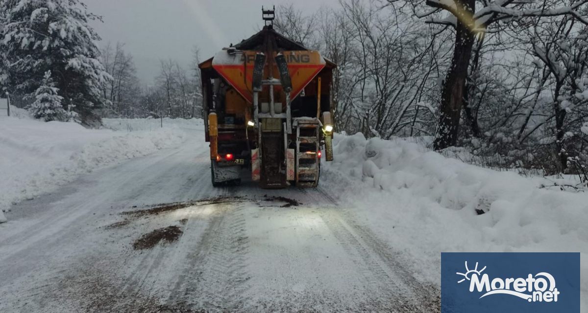 439 снегопочистващи машини обработват пътните настилки в районите със снеговалеж,