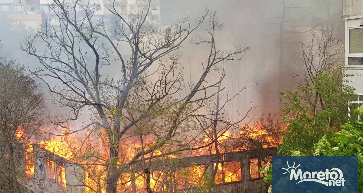 Голям пожар гори до Първа езикова гимназия във Варна, видя