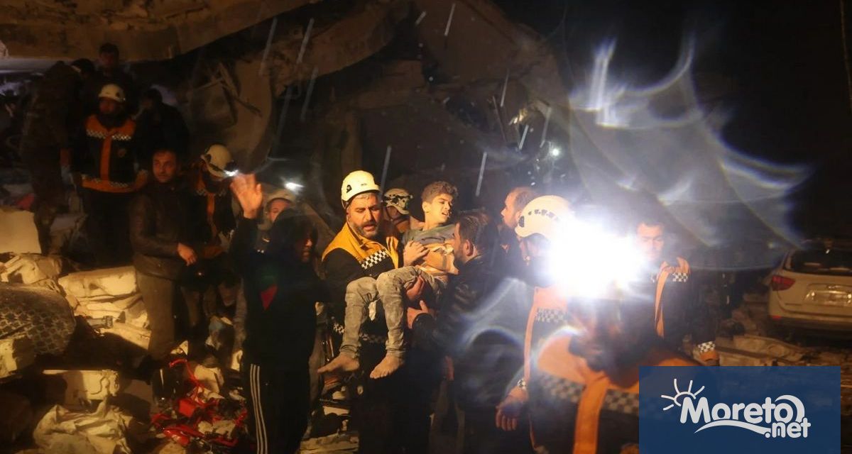 Спасителни екипи издирват оцелели под отломките, а броят на жертвите