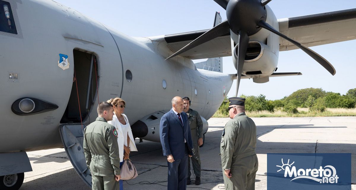 Президентът и върховен главнокомандващ на Въоръжените сили Румен Радев наблюдава