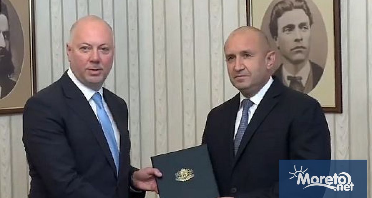 Президентът връчи първия мандат за съставяне на правителство на ГЕРБ-СДС.
Росен
