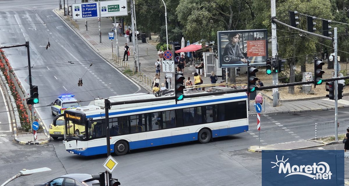 Катастрофа пред Пощата във Варна в посока Общината затруднява движението