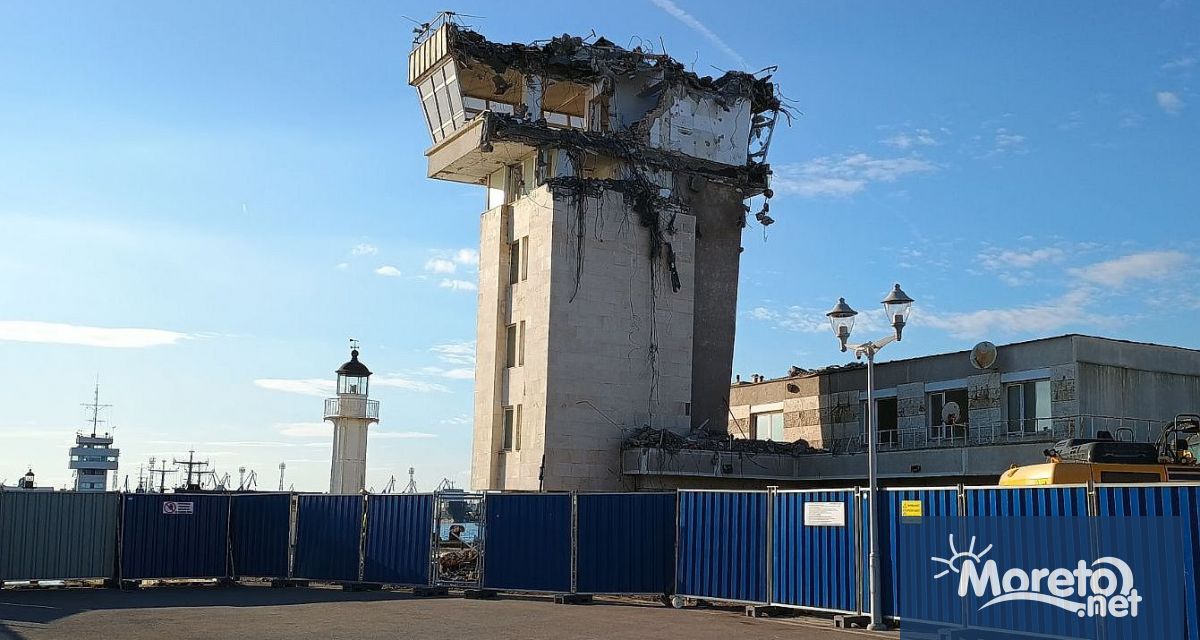 Днес започна събарянето на Рейдовата кула на пристанище Варна –