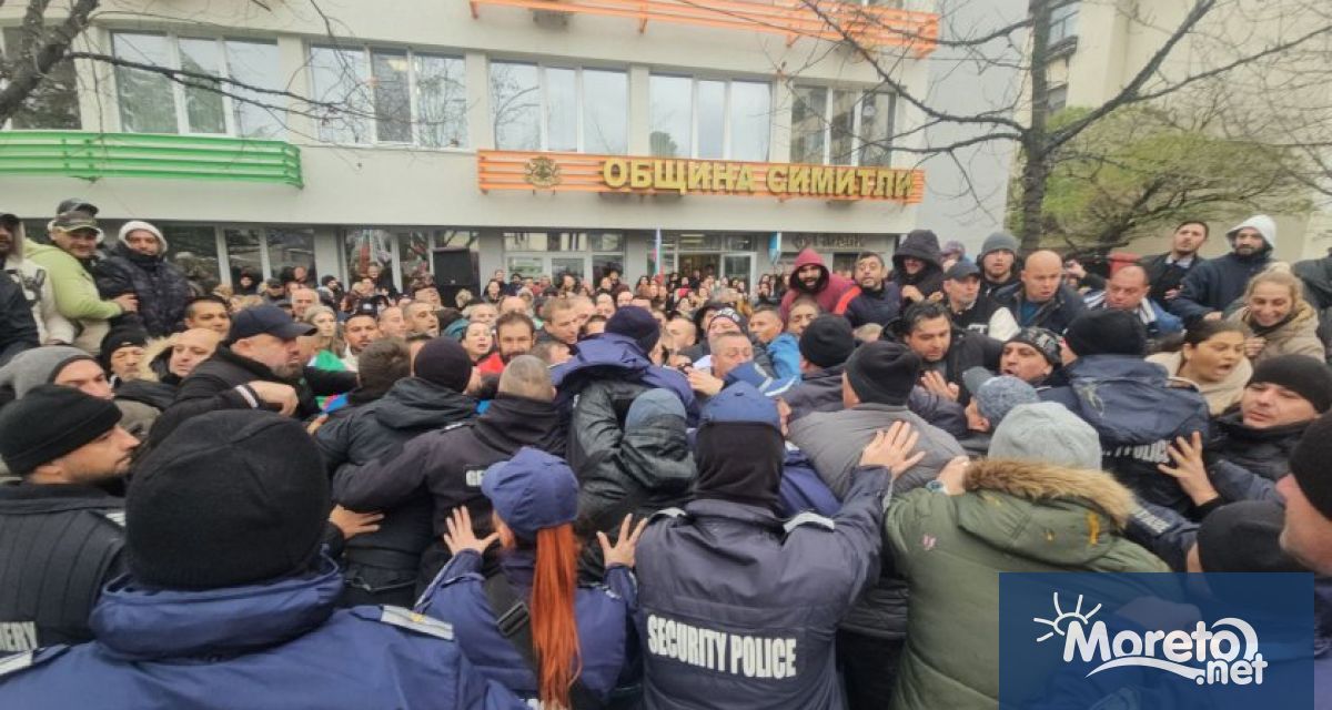 Напрежение между две протестиращи групи в Симитли Протест и контрапротест