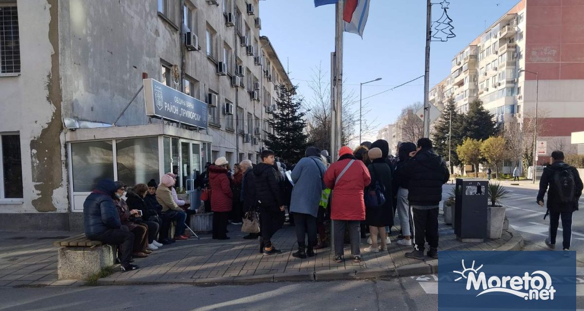 Дълги опашки се извиват от сутринта пред пунктовете на Градски